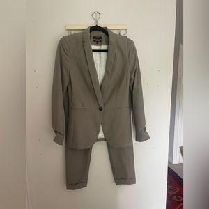 RW&CO suit, blazer size 2, stretch lining blazer and ankle slim pant size 4. EUC